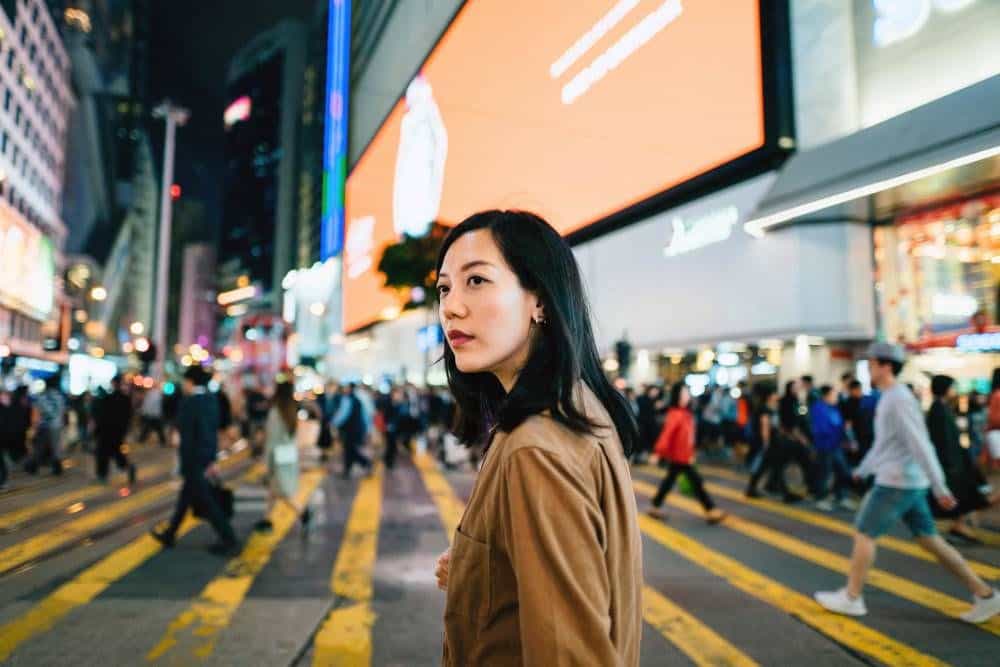 On voit une femme en ville 