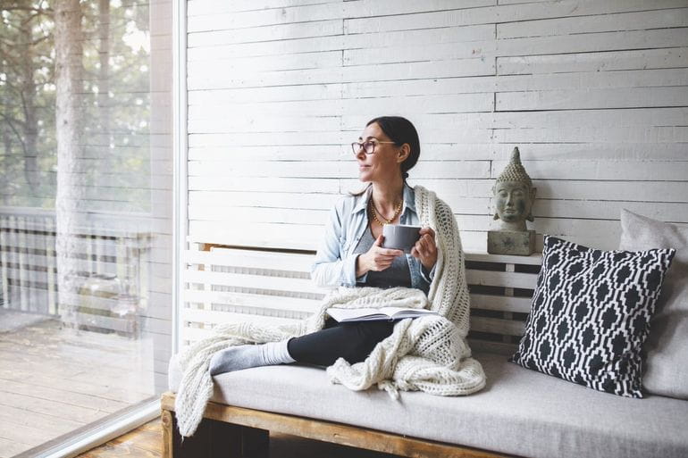 Une femme assise dans un canapé 