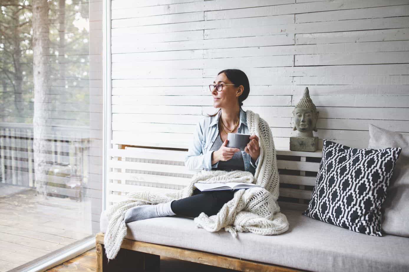 Une femme assise dans un canapé