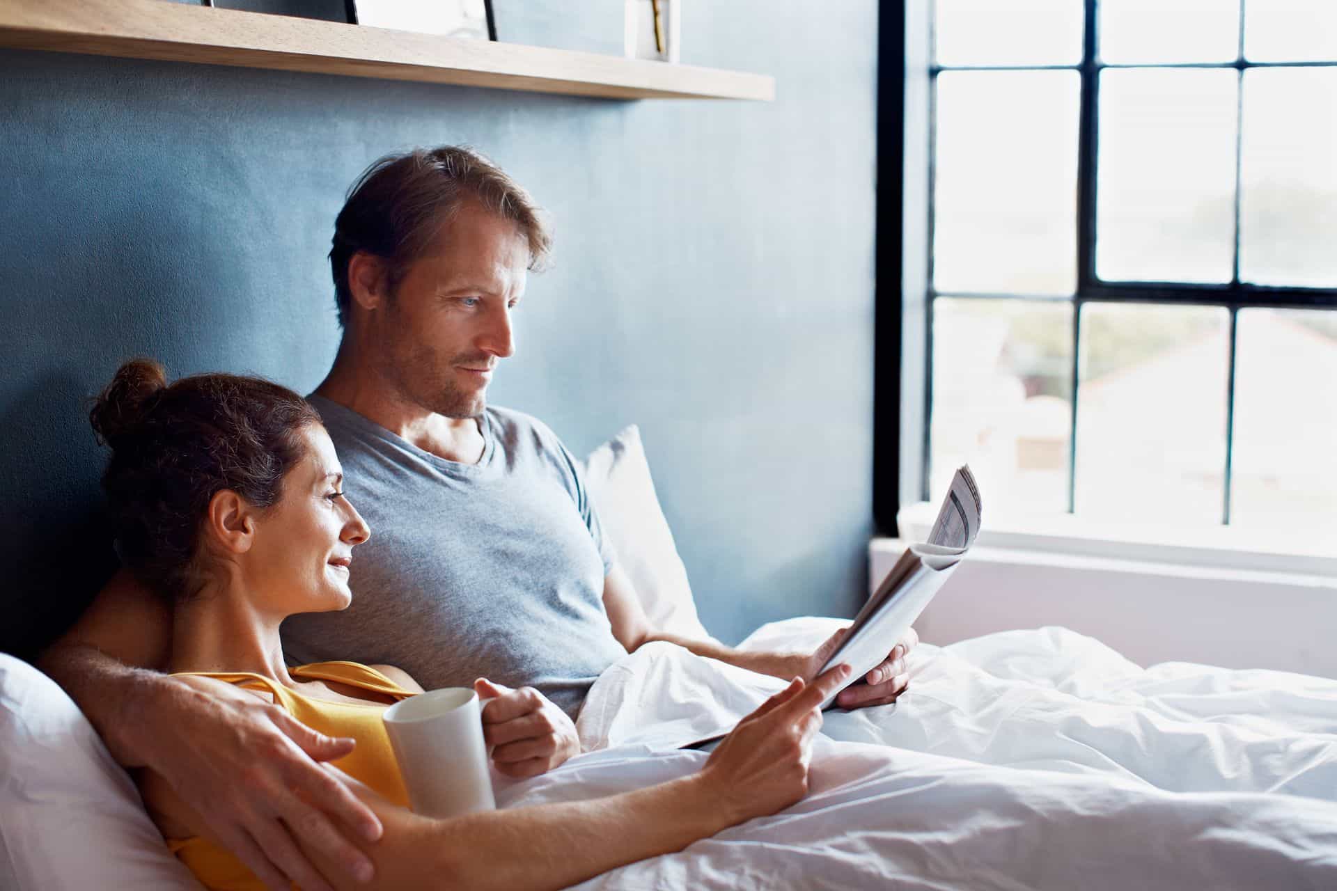 Ici on voit une famille dans les bois